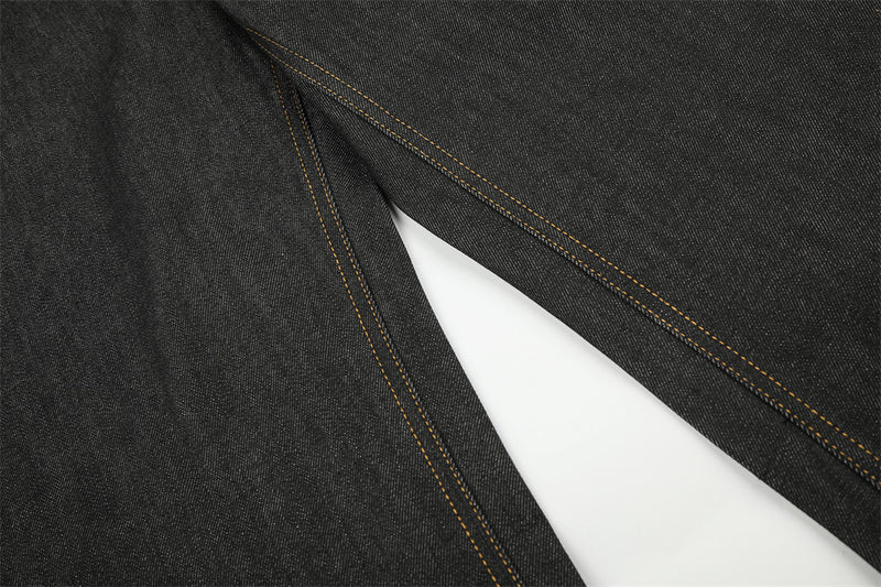 Jean homme à jambes larges – Denim noir, poches arrière cloutées et revers Union Jack