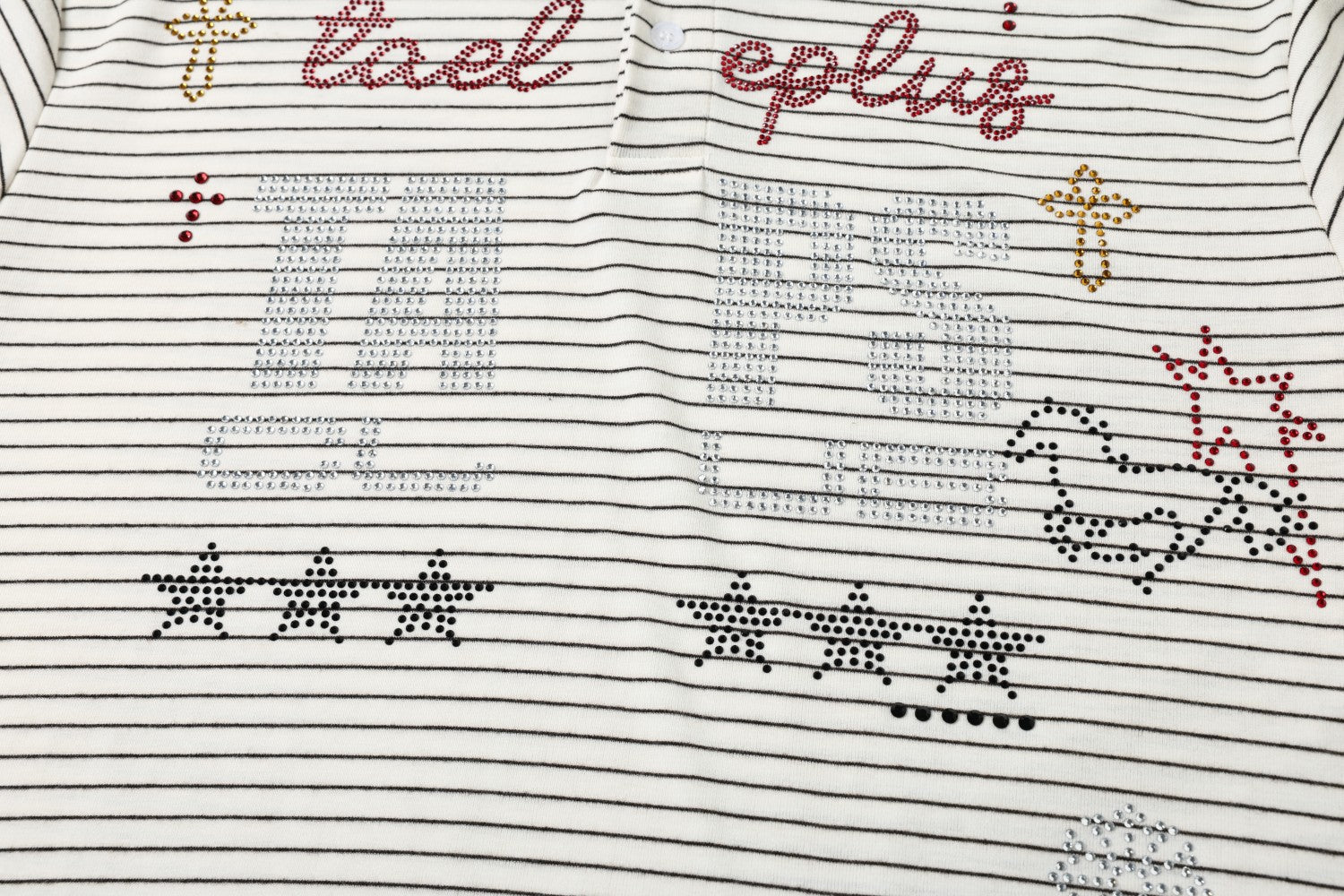 Polo de rayas con gráfico de letras de strass – Manga corta y cuello negro