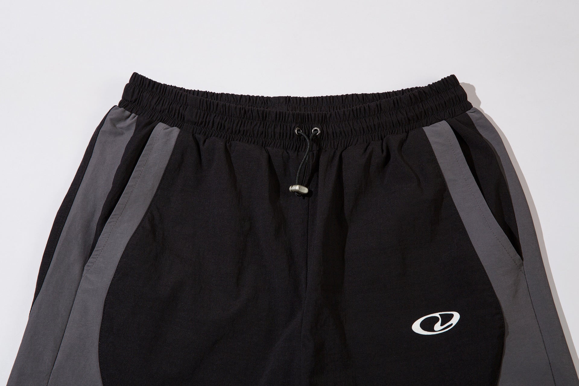 Herren-Trackpants mit kontrastierender Paspel und Colorblock-Seiteneinsätzen
