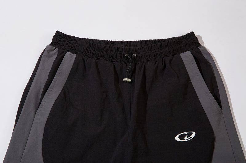 Herren-Trackpants mit kontrastierender Paspel und Colorblock-Seiteneinsätzen