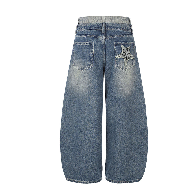 Baggy-Jeans mit weitem Bein, Stern-Patches und offenen Fransennähten