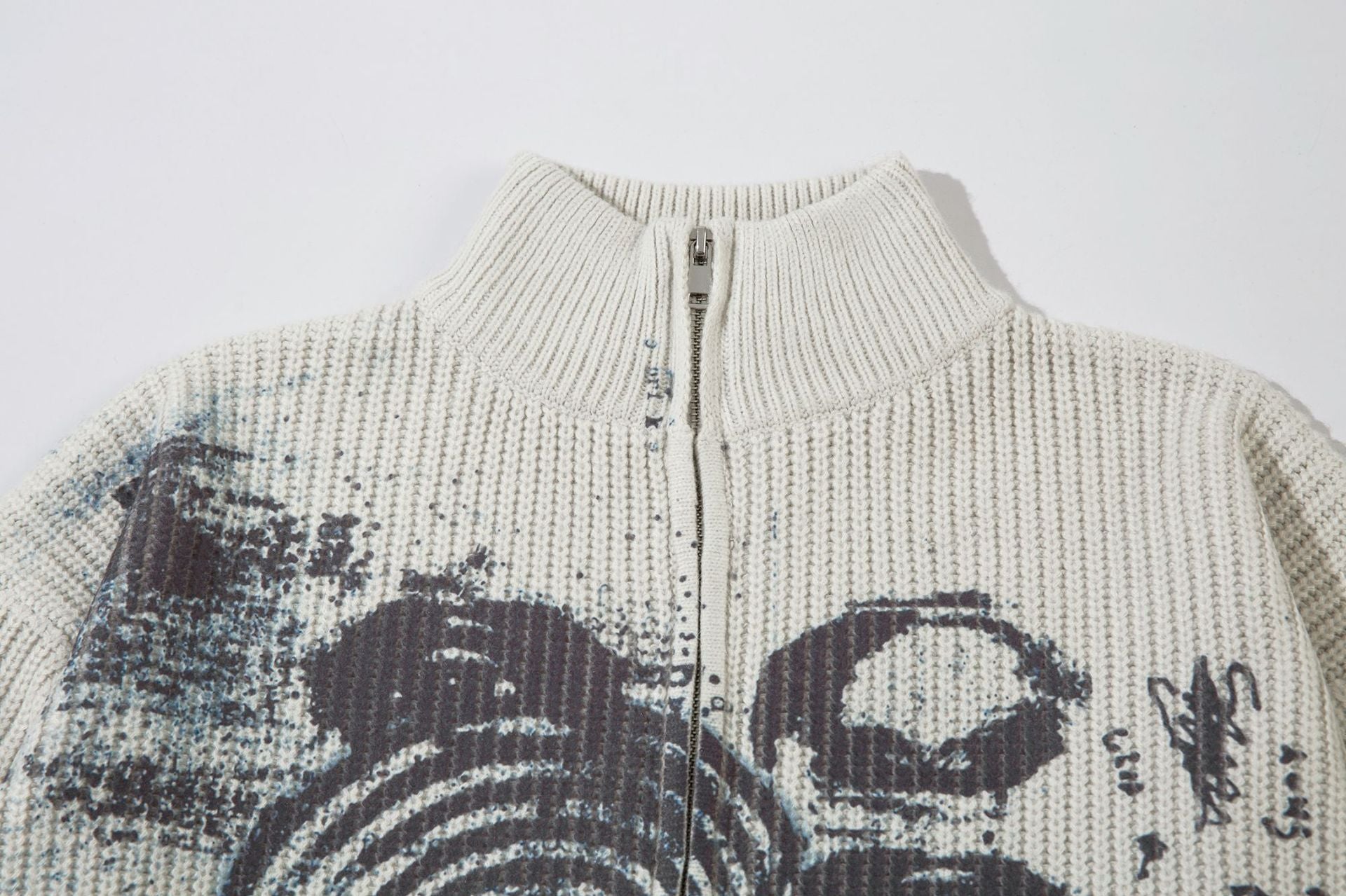 Veste pull zippée en maille imprimée ours graffiti – Col montant, éclaboussures d’encre, vintage