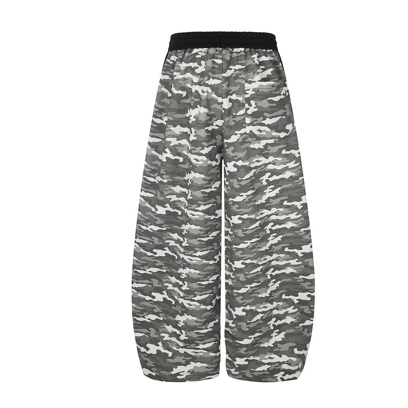 Pantalon de survêtement camouflage à jambes larges avec empiècements latéraux noirs et patch numéroté