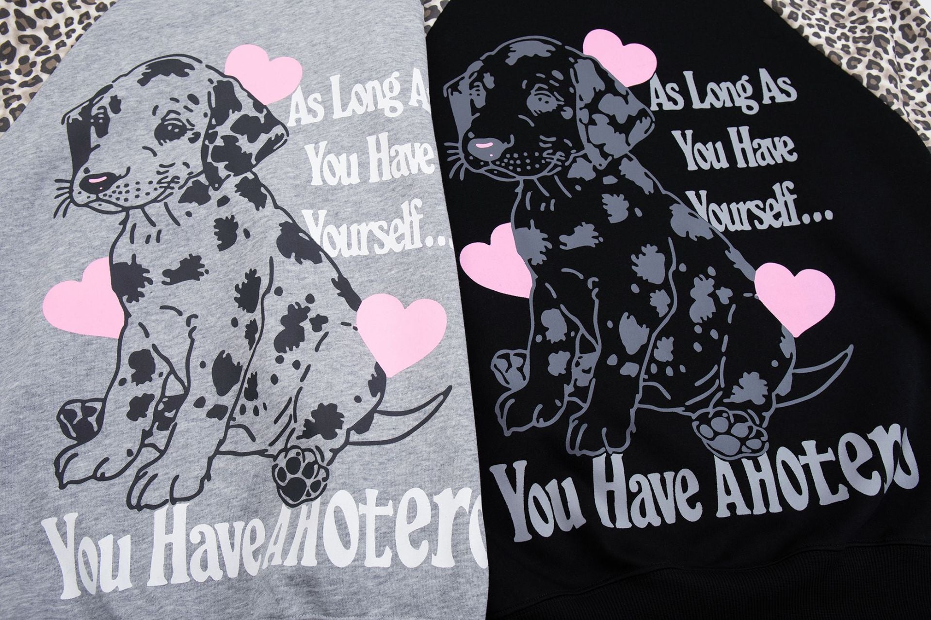 Raglan-Hoodie mit Leopardenprint, Dalmatiner-Grafik & rosa Herzen