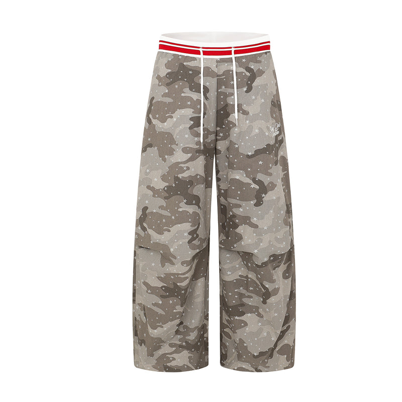 Cargohose mit weitem Bein, grauem Camouflage-Sternprint, elastischem Bund mit rotem Streifen und weißem Kordelzug, Vorder- und Rückansicht