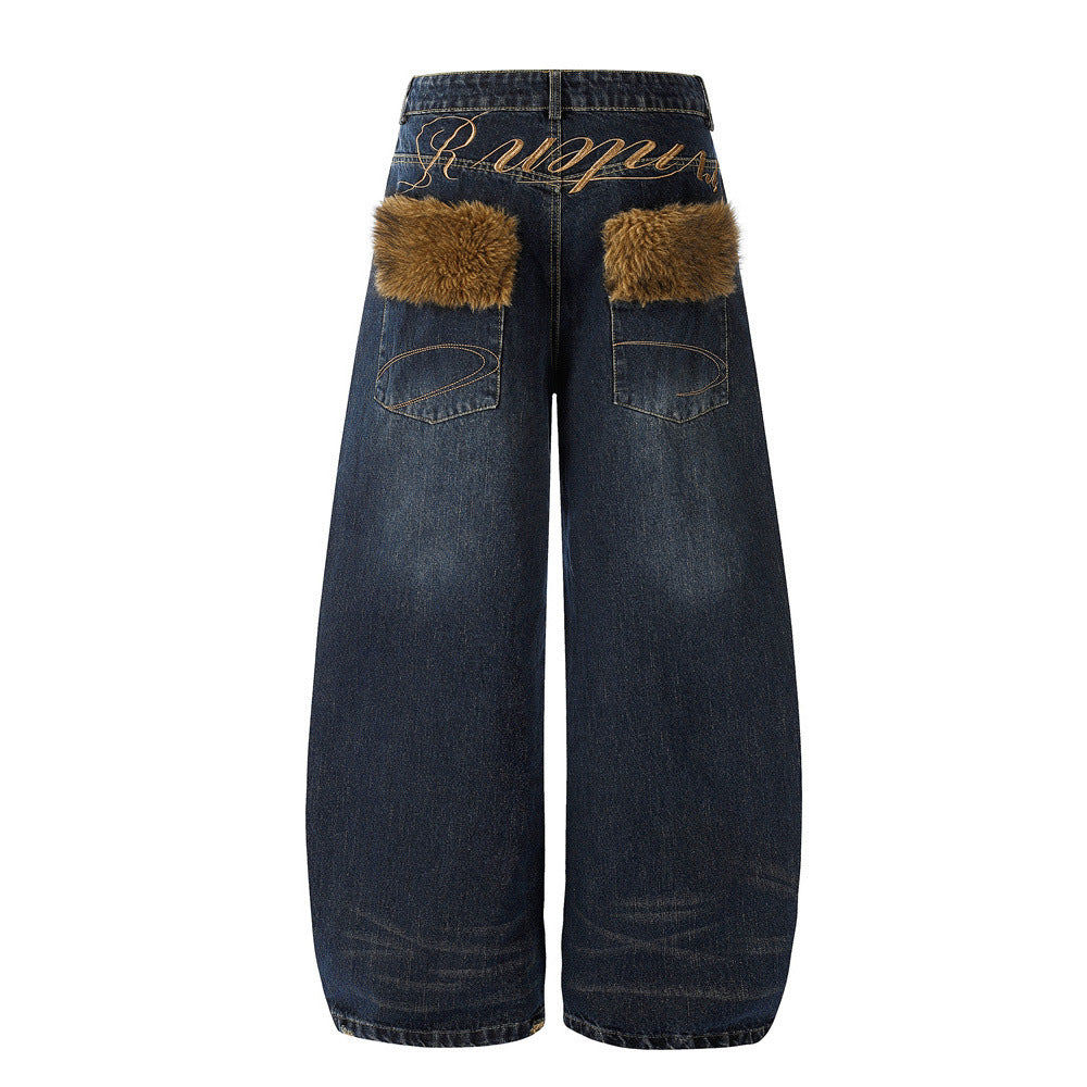 Wide-Leg-Baggy-Jeans mit Taschenbesatz aus Kunstfell und Schriftzugstickerei – Dark Wash