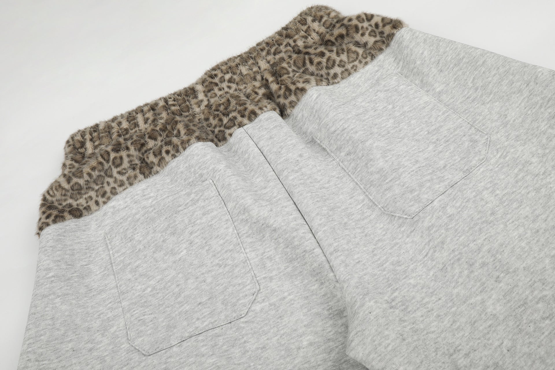 Baggy-Sweatpants mit Leopardenbund und Stern-Applikation