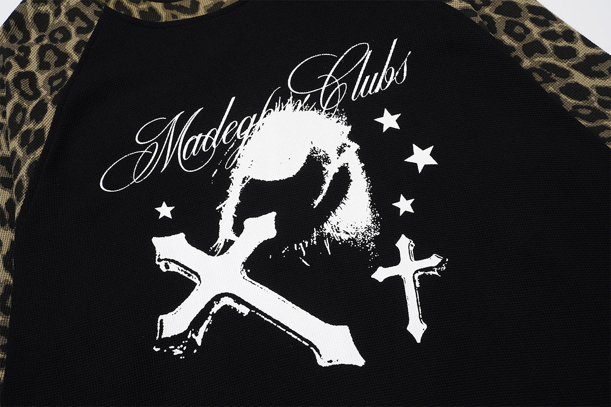 Langarm-Raglan-Shirt mit Leopardenärmeln und Gothic-Kreuz-Print