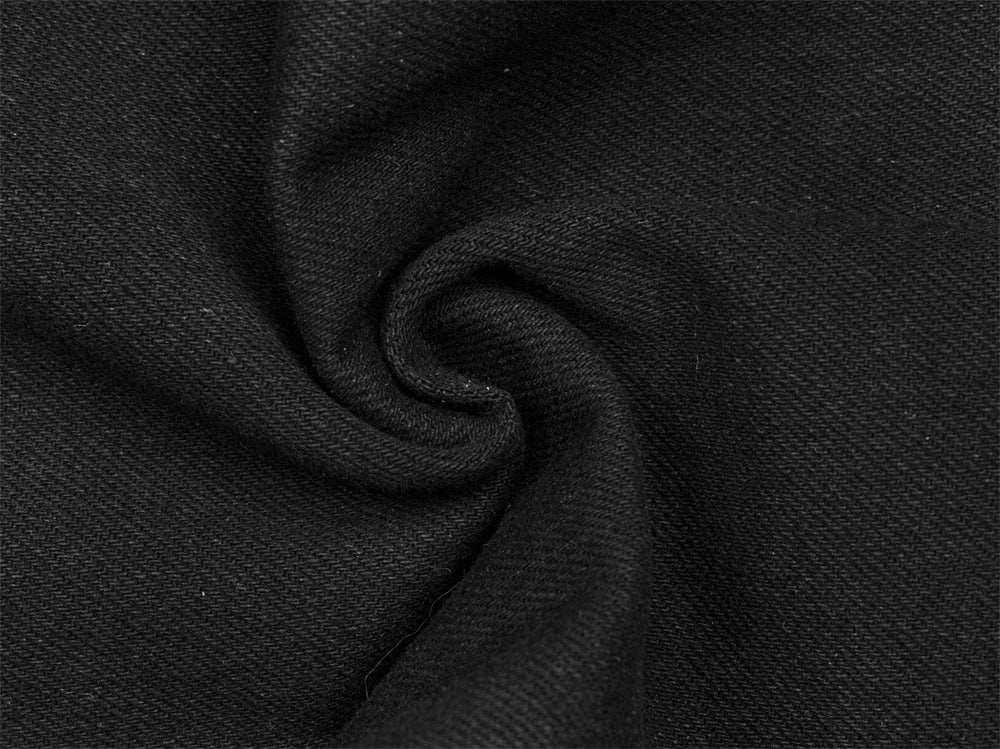 Jean homme noir à jambes larges, surpiqûres rouges contrastées, broderie étoile et clous