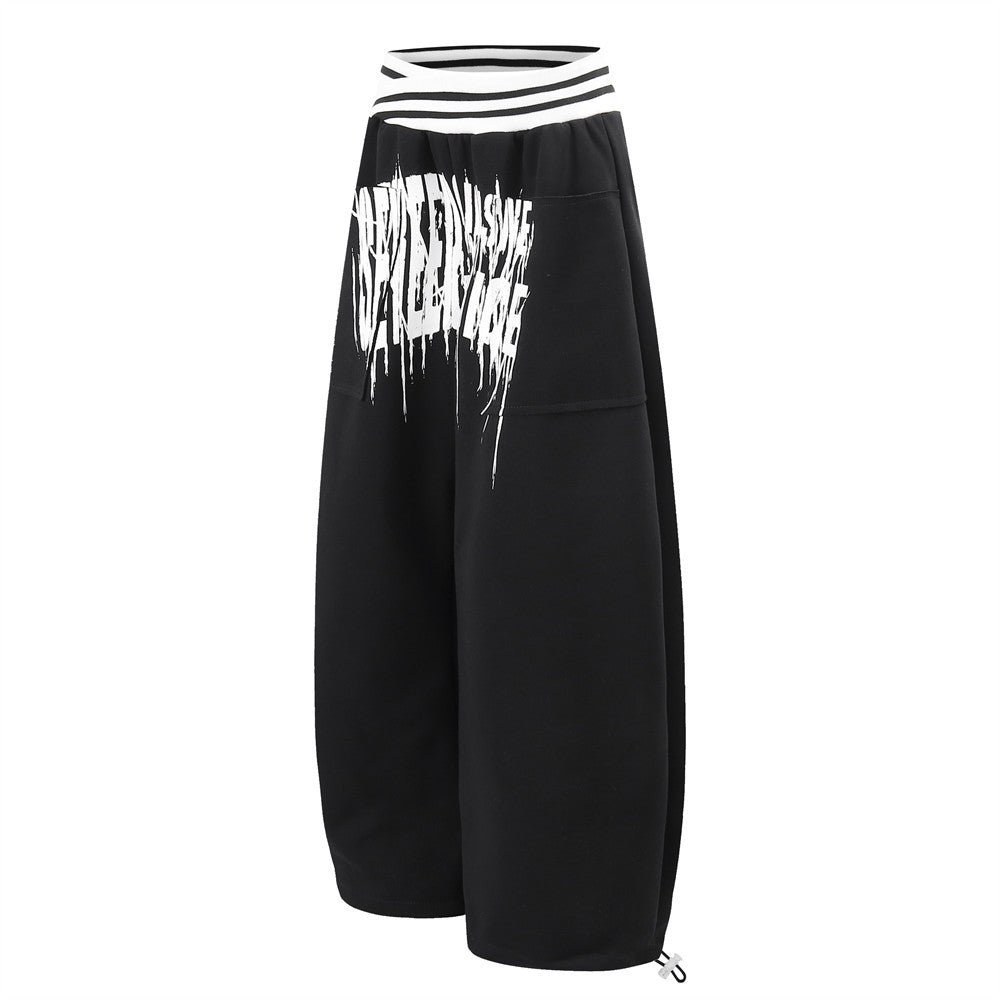 Pantalon de survêtement large à lettrage graffiti avec ceinture croisée contrastante à rayures