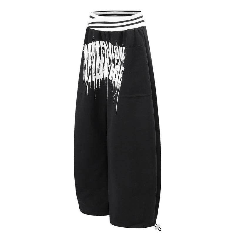 Pantalon de survêtement large à lettrage graffiti avec ceinture croisée contrastante à rayures