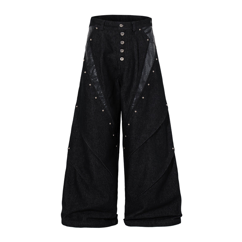 Jean baggy noir taille haute à jambes larges, avec empiècements en cuir façon croco, rivets bombés argentés et braguette boutonnée, vues de face et de dos