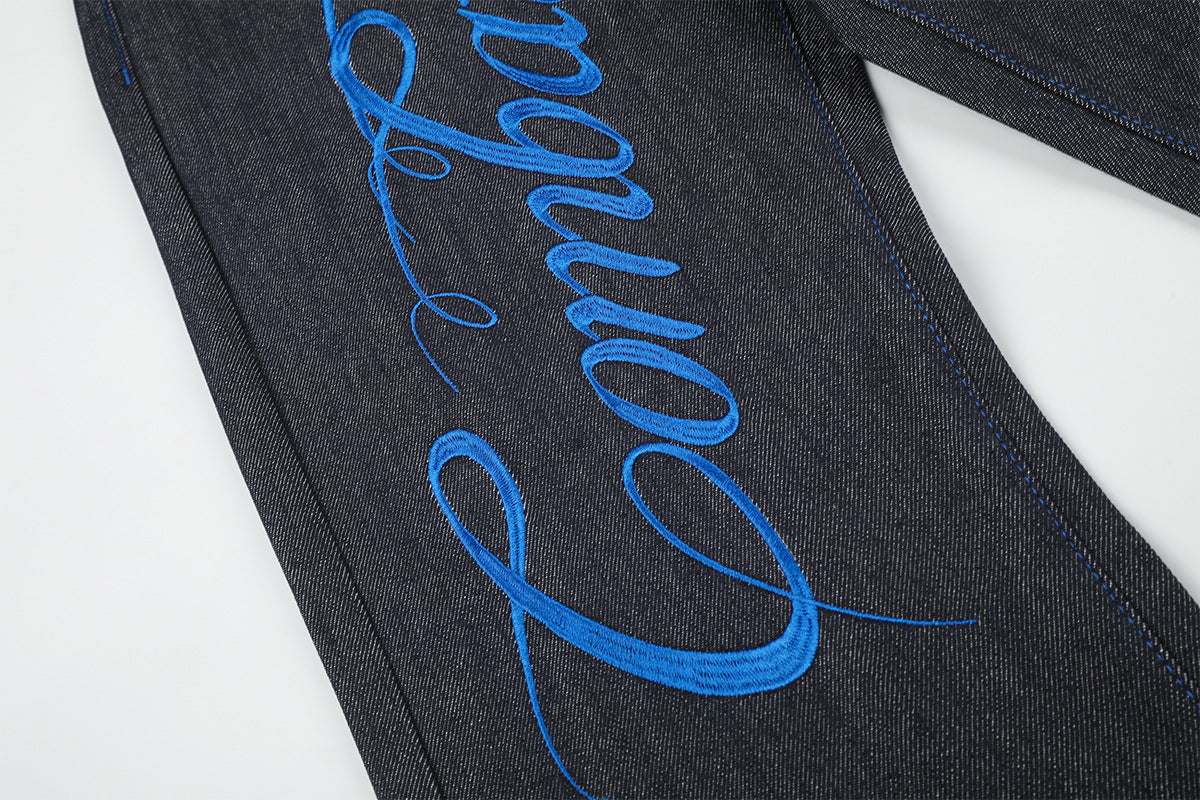 Jean baggy à jambes larges avec broderie bleue effet script et fil barbelé