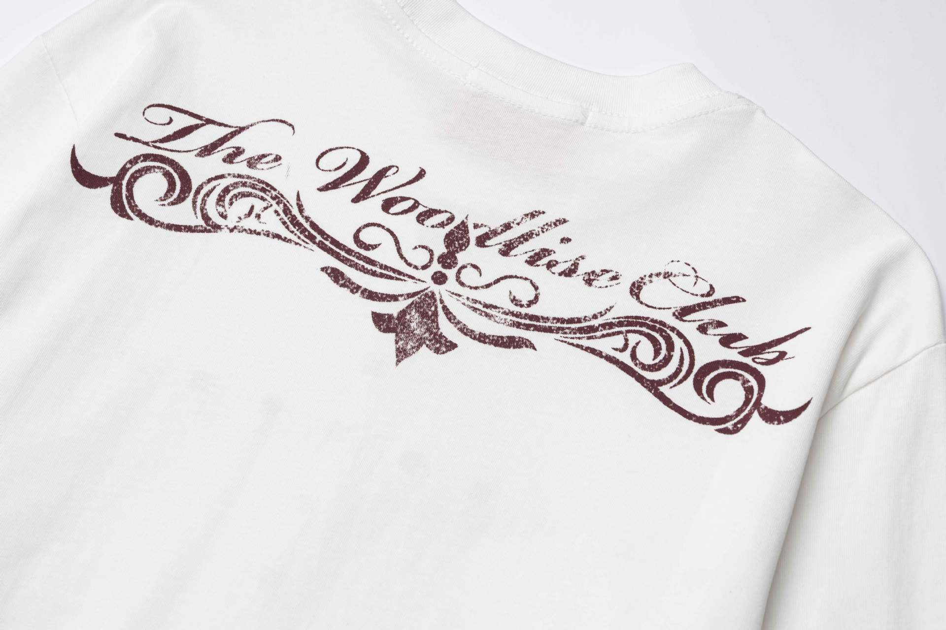 Camiseta de manga larga con cruz de tachuelas y estampado de calaveras en las mangas