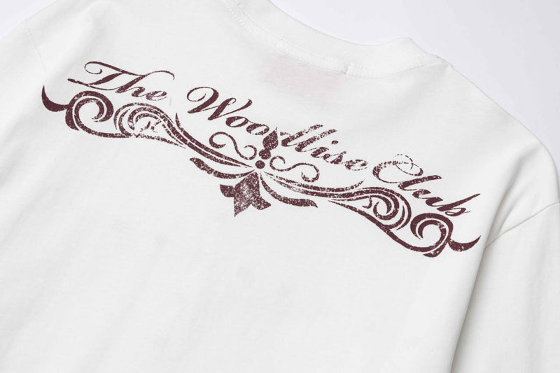 Camiseta de manga larga con cruz de tachuelas y estampado de calaveras en las mangas