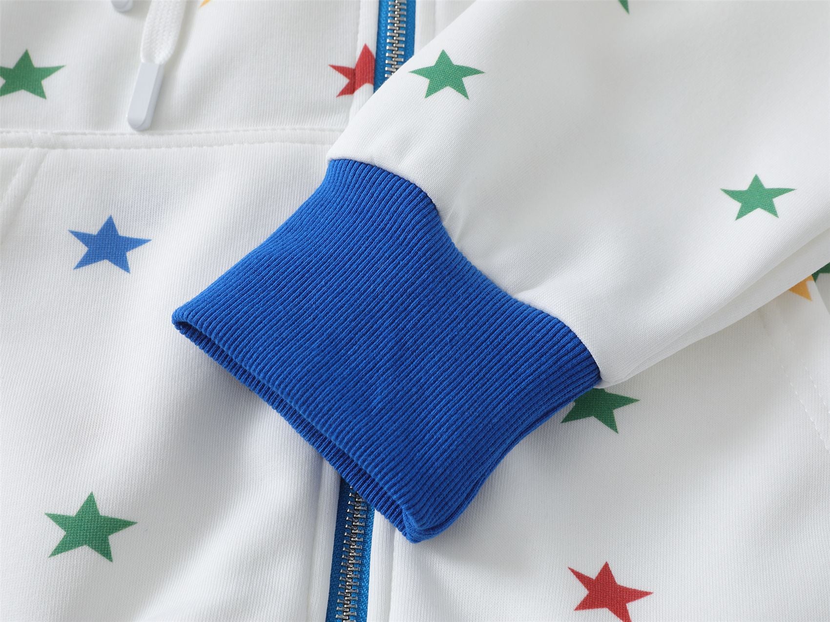 Hoodie mit Allover-Regenbogen-Sternenprint, Reißverschluss und kontrastierenden blauen Details