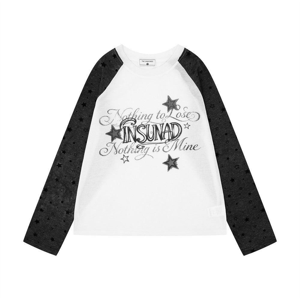 T-shirt homme à manches longues raglan, manches contrastantes imprimées d’étoiles et inscription cursive INSUNAD sur la poitrine, présenté en blanc