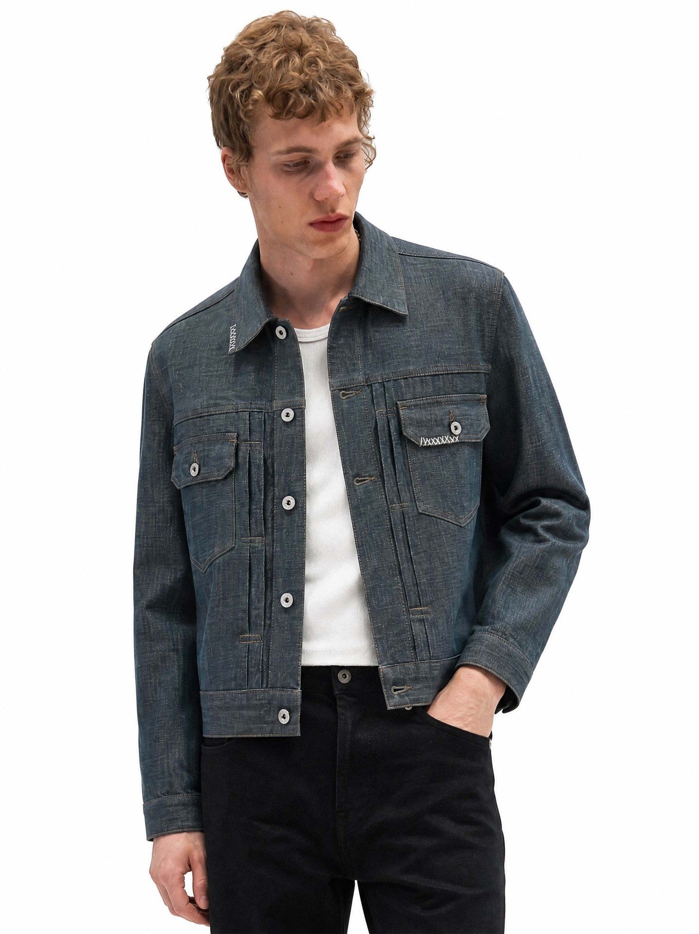 Veste boxy en jean délavé – Plis poitrine, col italien, coupe workwear raccourcie