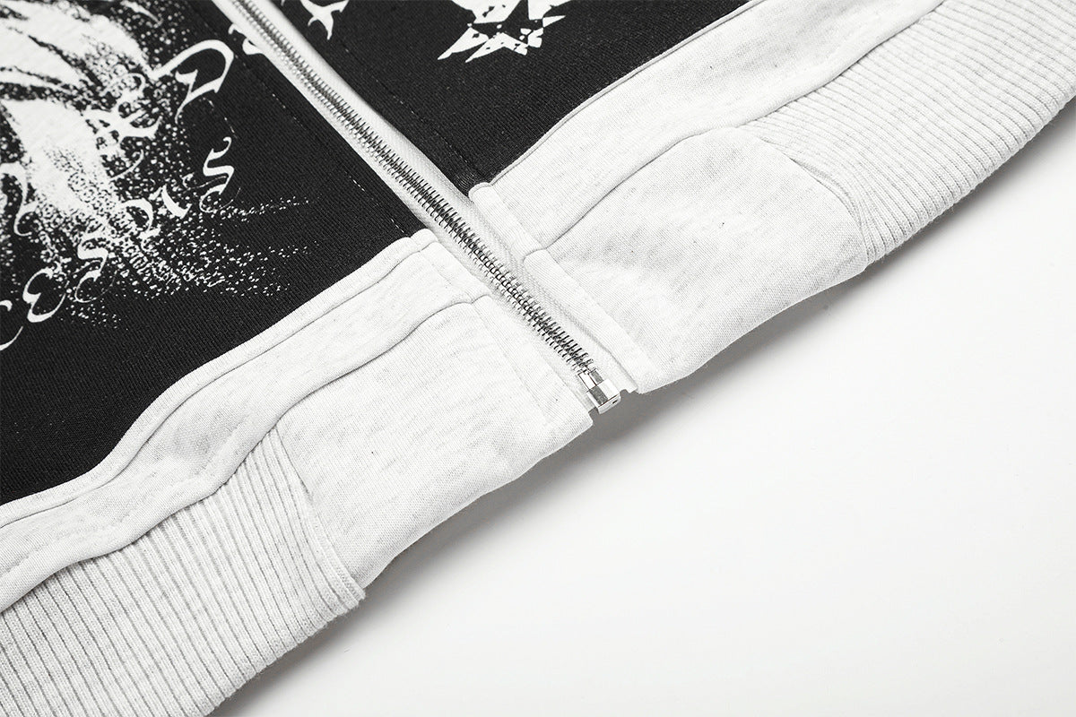 Sudadera gris corta con cremallera, gráfico anime y detalle de anillas metálicas