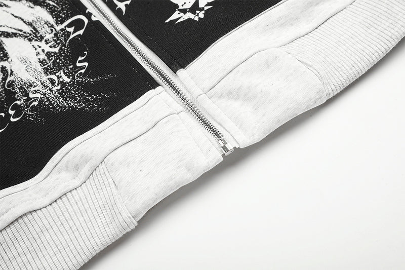 Sudadera gris corta con cremallera, gráfico anime y detalle de anillas metálicas