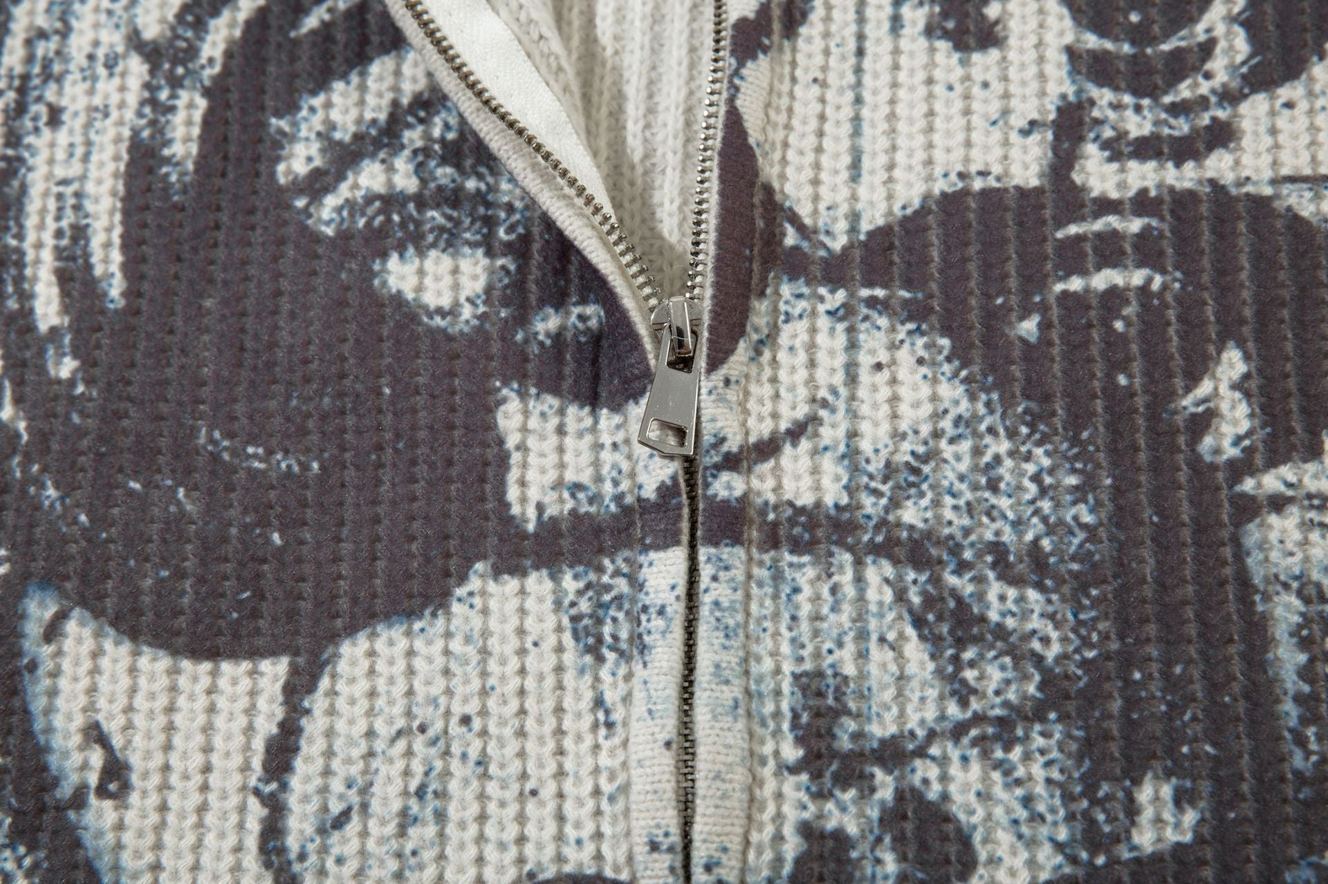 Veste pull zippée en maille imprimée ours graffiti – Col montant, éclaboussures d’encre, vintage