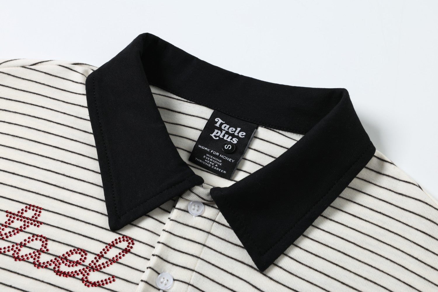 Polo de rayas con gráfico de letras de strass – Manga corta y cuello negro