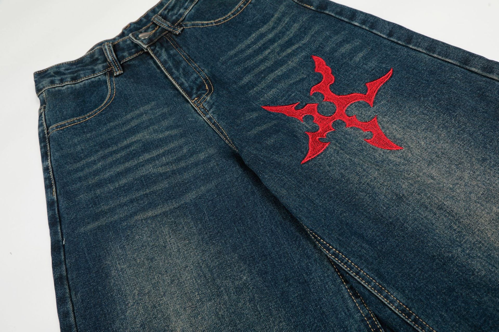 Jean délavé foncé baggy à jambes larges avec broderie gothique rouge