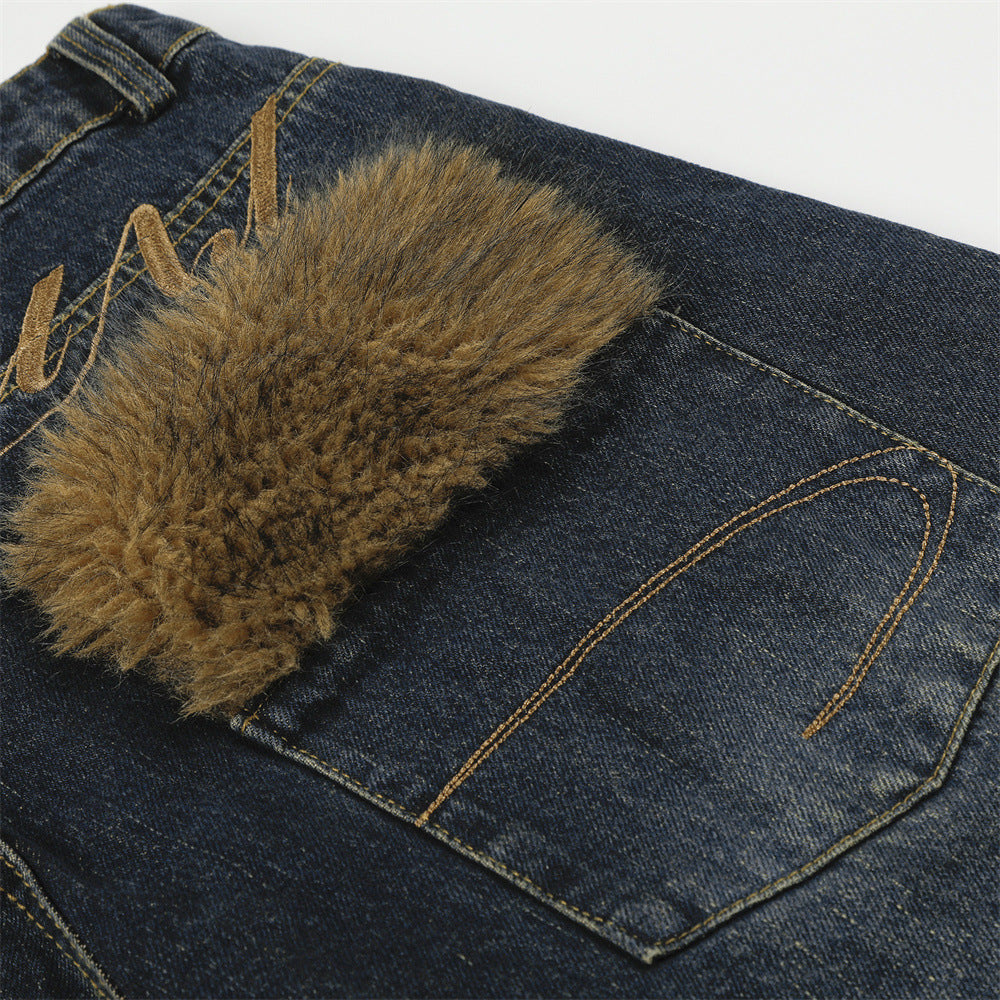 Wide-Leg-Baggy-Jeans mit Taschenbesatz aus Kunstfell und Schriftzugstickerei – Dark Wash