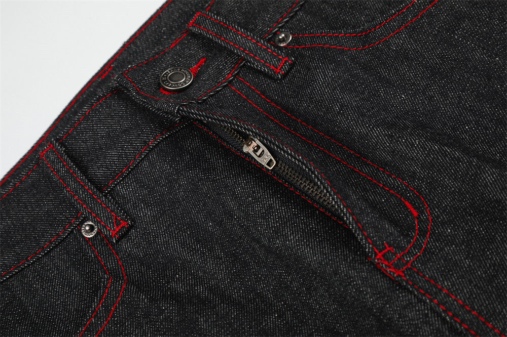 Jean à jambes larges – Denim noir avec surpiqûres rouges contrastantes et broderie script