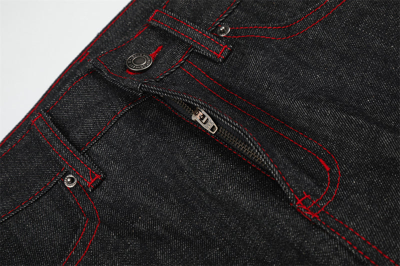 Jean à jambes larges – Denim noir avec surpiqûres rouges contrastantes et broderie script