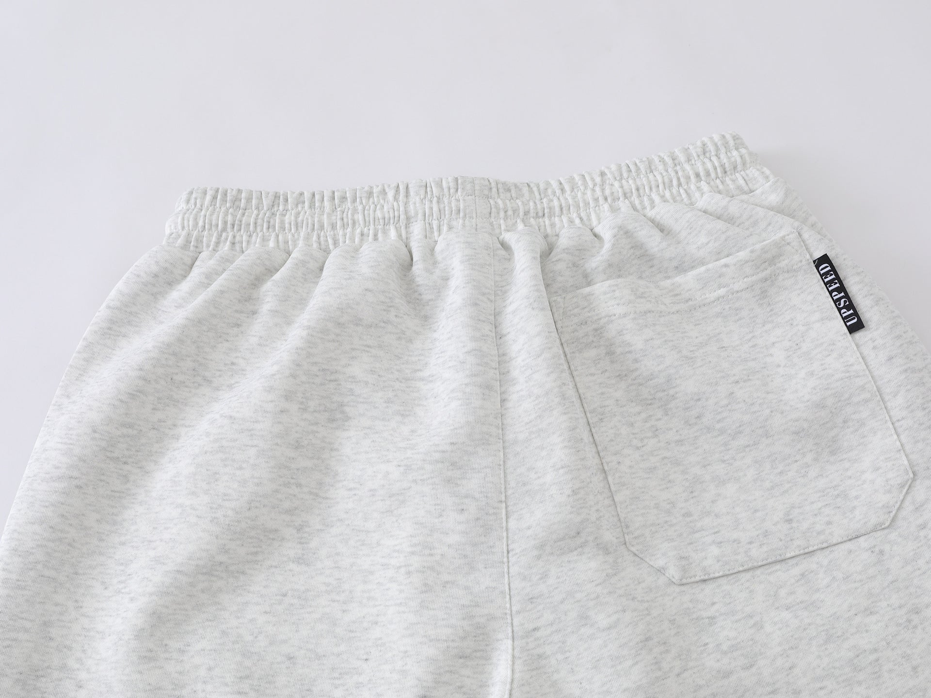 Pantalon de survêtement à jambes larges avec graphisme héraldique et détails latéraux multibandes
