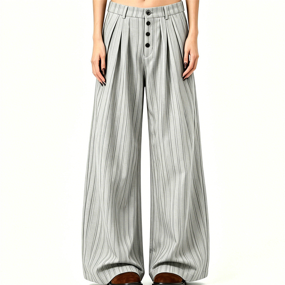 Pantalones de vestir de pierna ancha con pinzas y raya diplomática vertical, tapeta frontal de botones, en gris claro, vista frontal y trasera