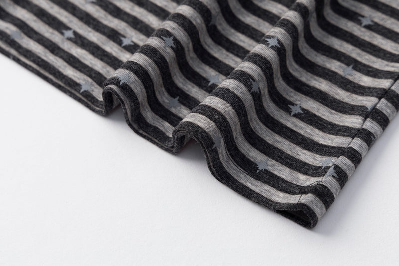 Langarmshirt mit Streifen und Sternprint sowie Rock-Lippen-und-Zunge-Grafik