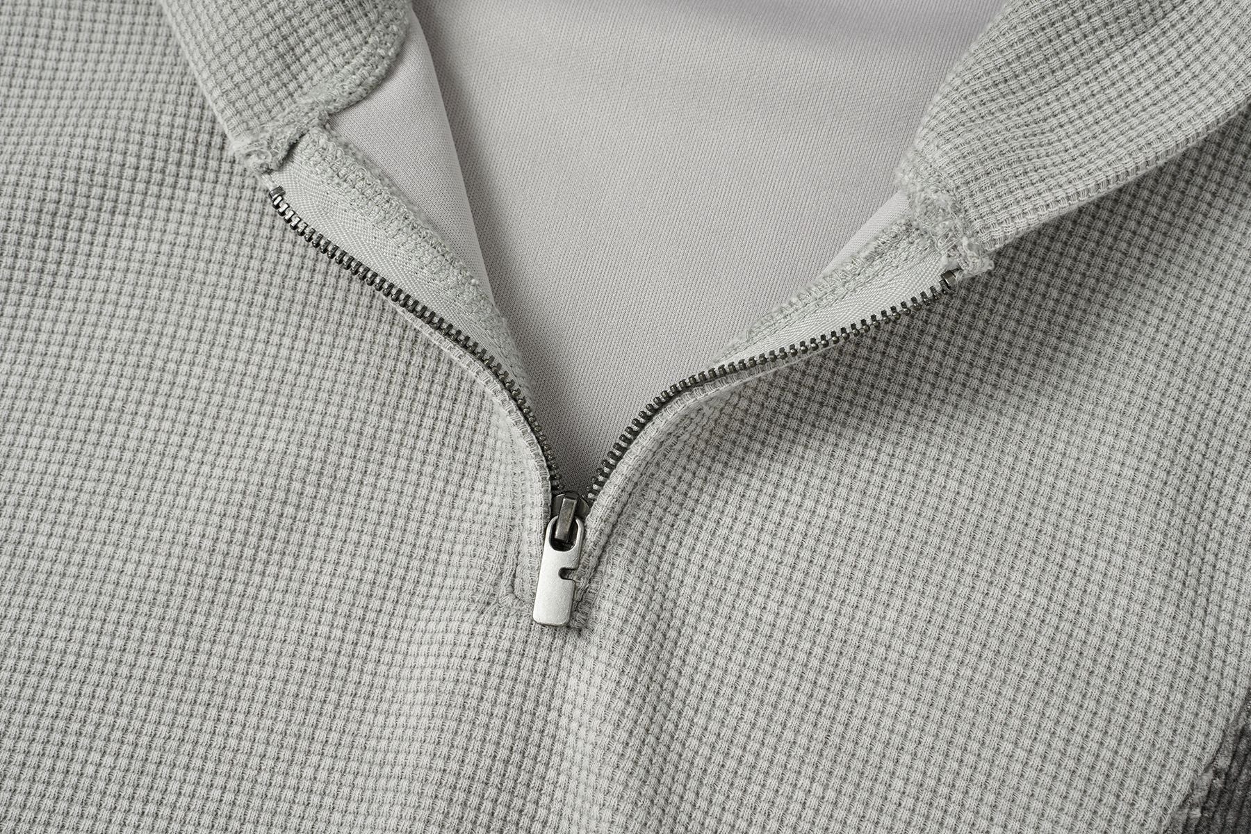 Sweat à capuche zippé quart de zip en maille gaufrée – Design bicolore déconstruit