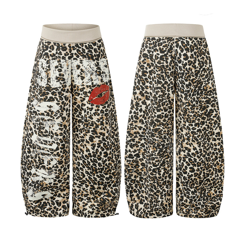 Pantalon à jambes larges imprimé léopard avec motifs lèvres et graffiti — Style street décontracté