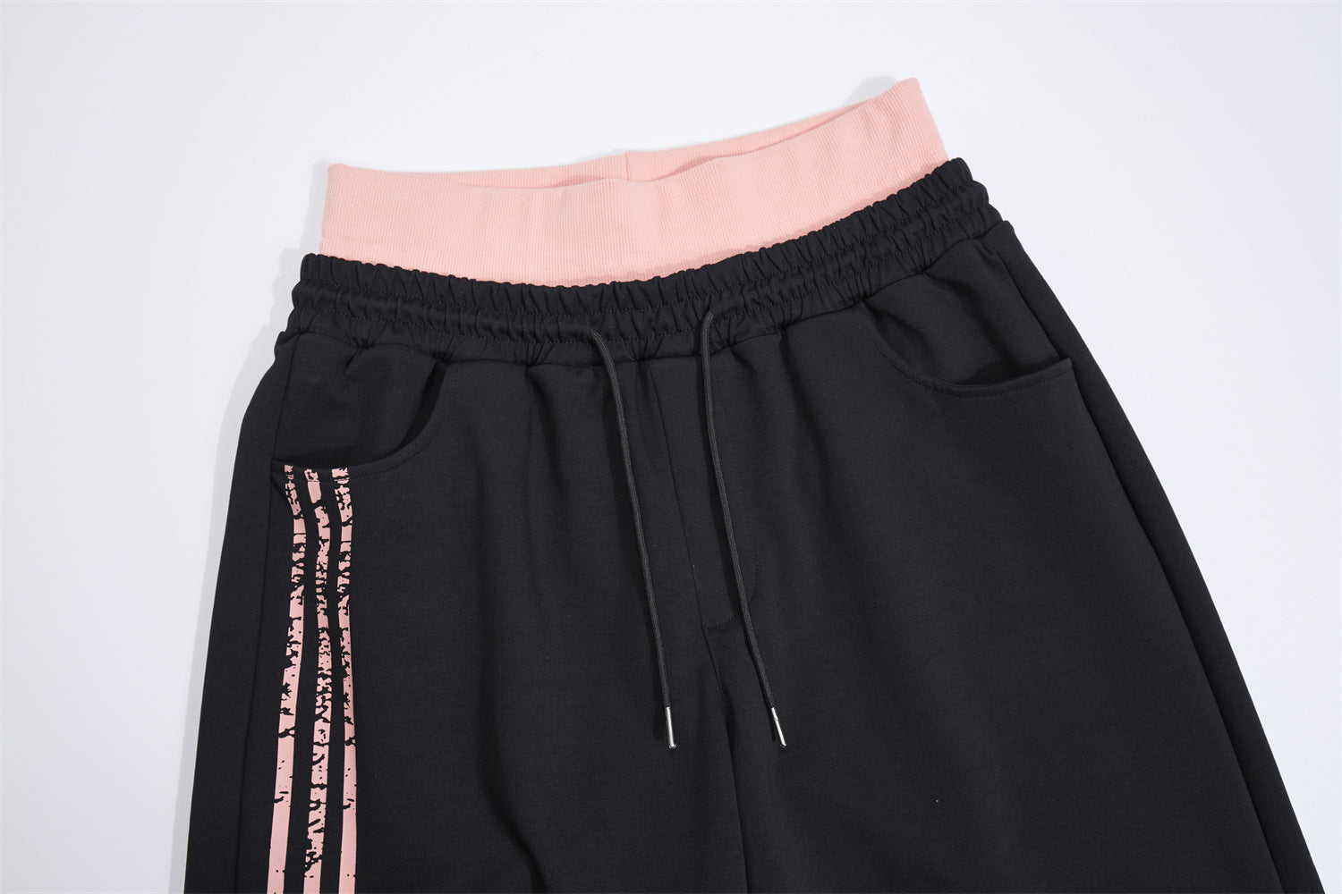 Pantalones de chándal de pierna ancha con estampado gráfico varsity y cintura rosa en contraste