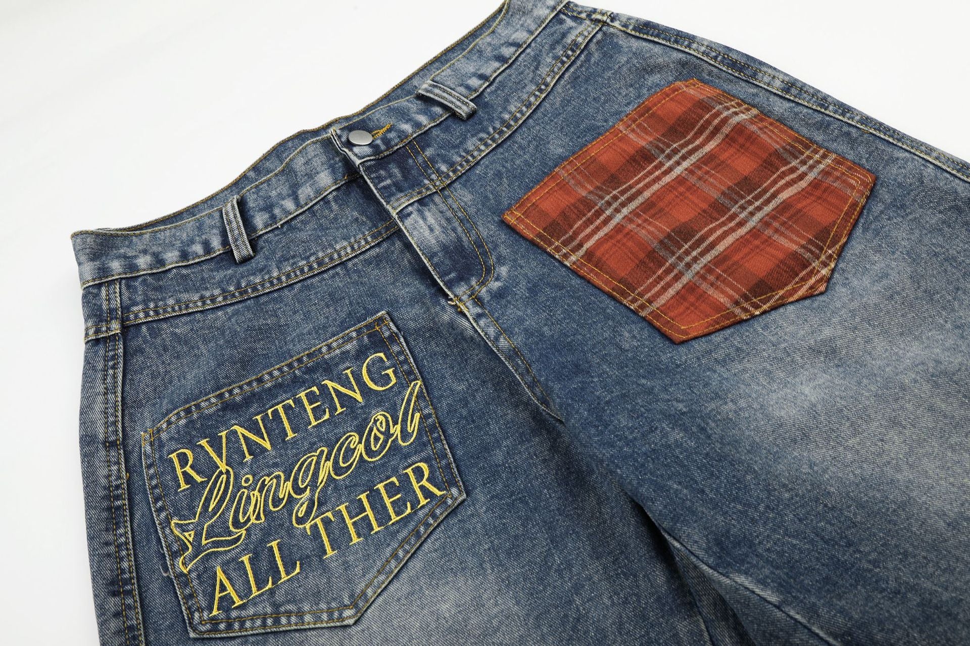 Jean baggy à jambes larges avec ourlet en fausse fourrure, poche à carreaux et broderie