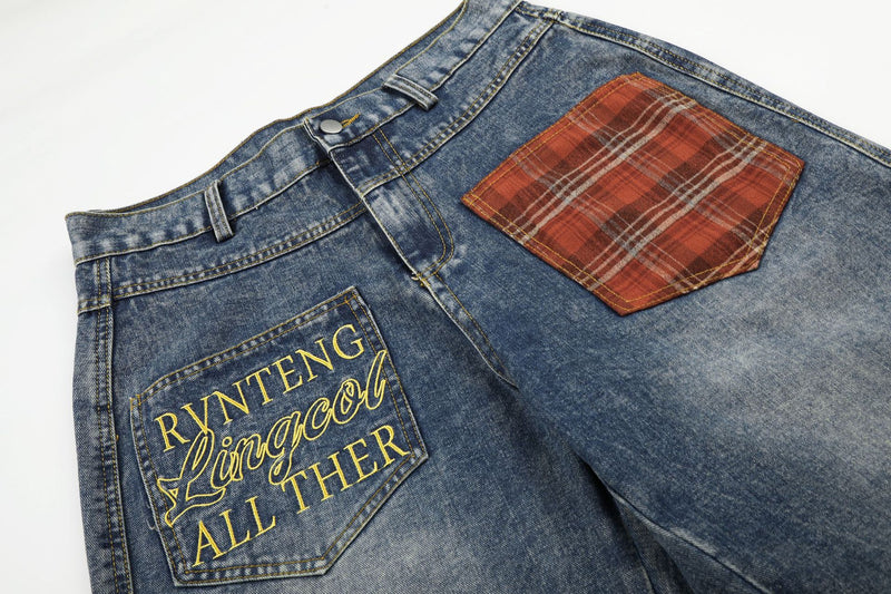 Jean baggy à jambes larges avec ourlet en fausse fourrure, poche à carreaux et broderie