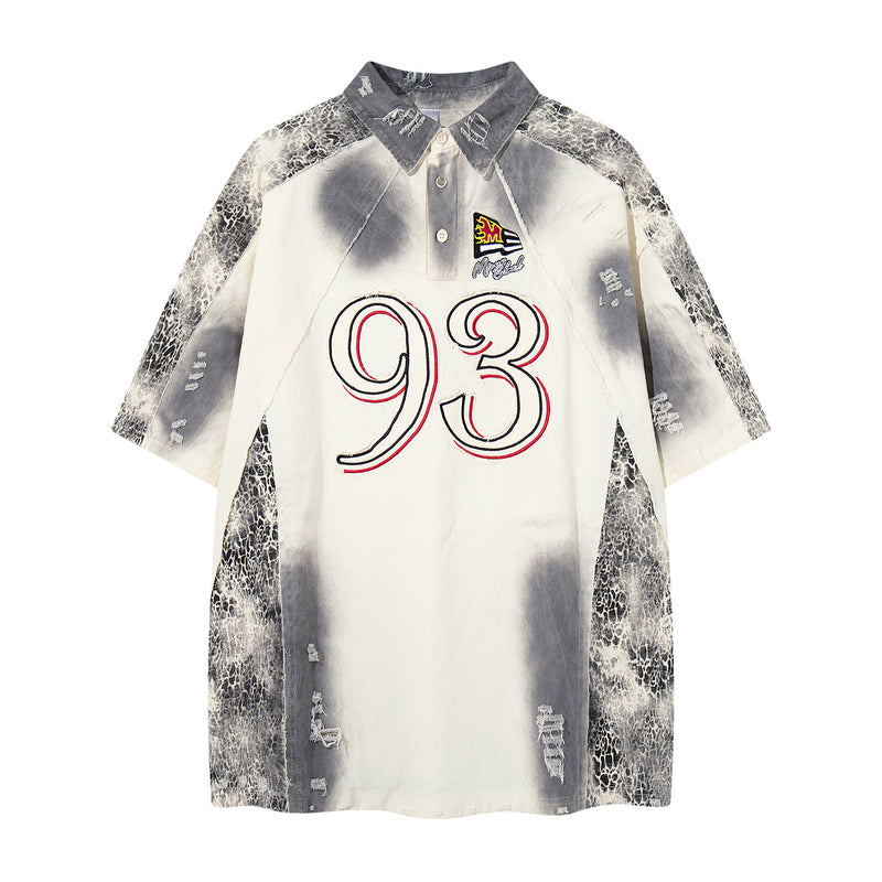 Polo oversize effet usé, motif 93 brodé et empiècements à imprimé craquelé, coloris blanc cassé, vue de face