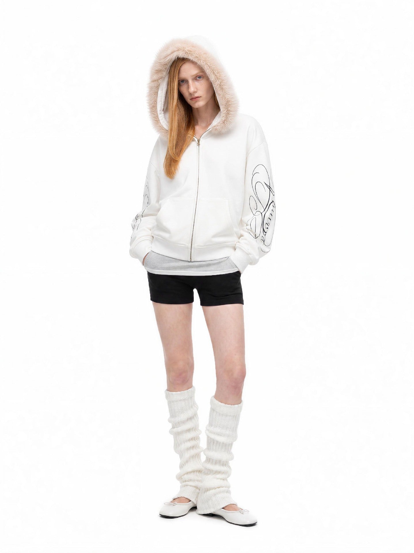 Sweat à capuche zippé avec bordure en fausse fourrure et imprimé script sur les manches
