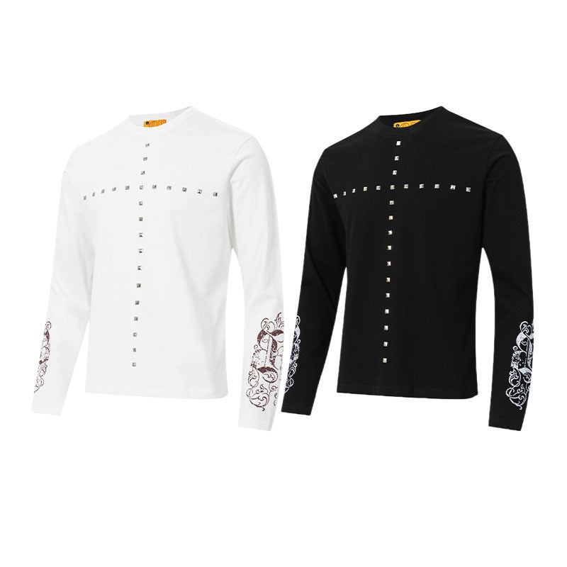 Camiseta de manga larga con cruz de tachuelas y estampado de calaveras en las mangas