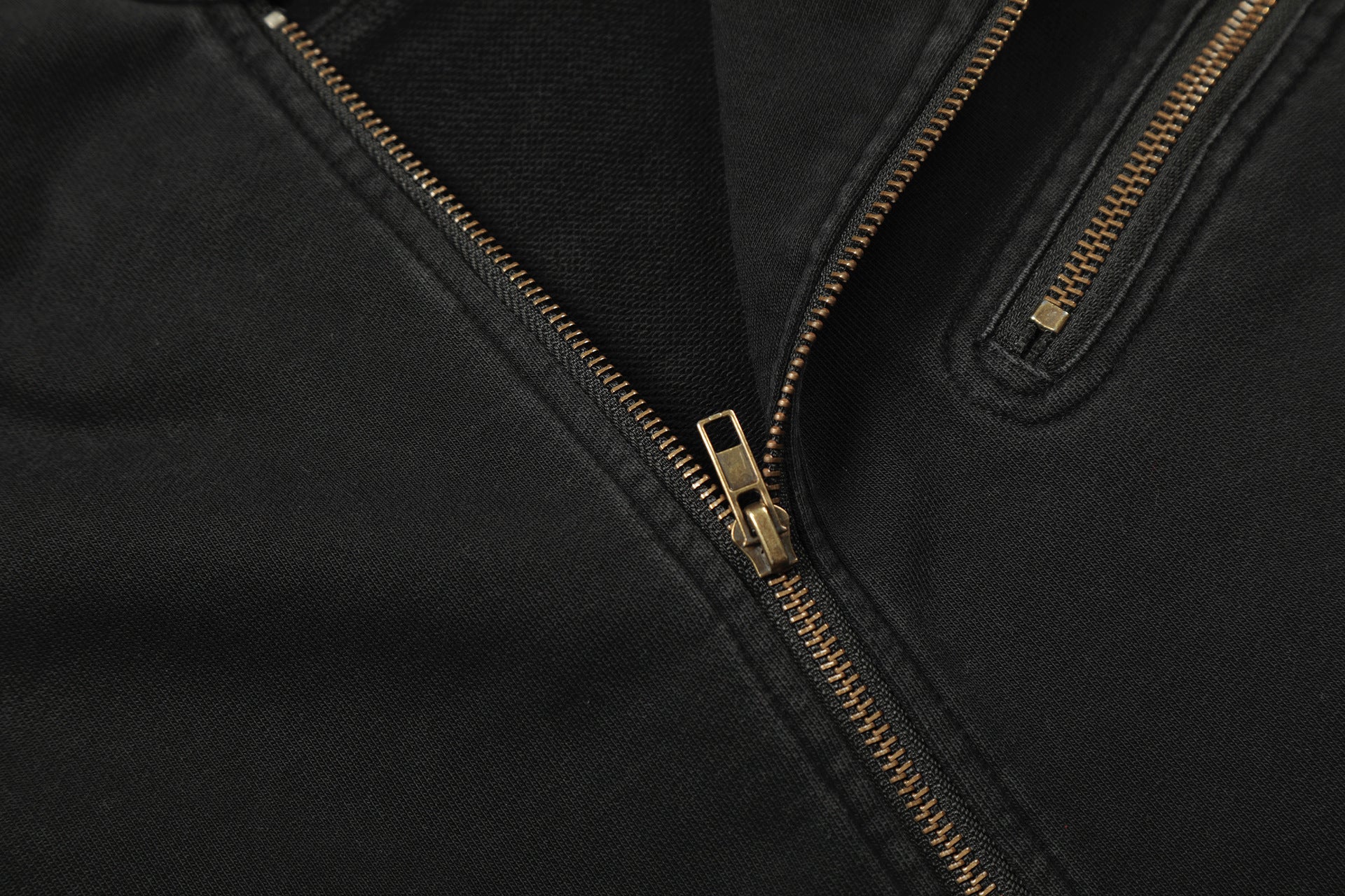 Jacke im Moto-Stil – Verwaschenes Distressed-Schwarz mit goldfarbenen Details