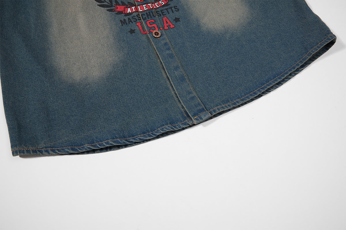 Boston Athletics Oversized-Denimhemdjacke – Vintage-Waschung mit Collegiate-Print