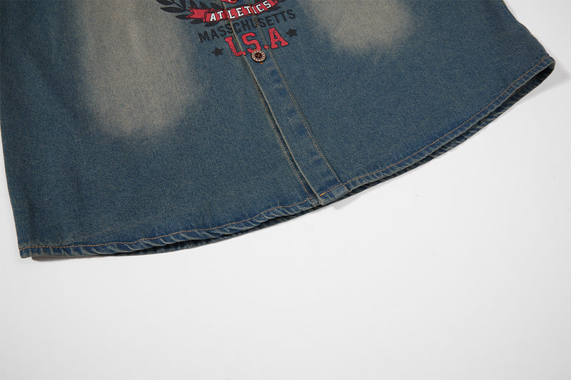 Boston Athletics Oversized-Denimhemdjacke – Vintage-Waschung mit Collegiate-Print