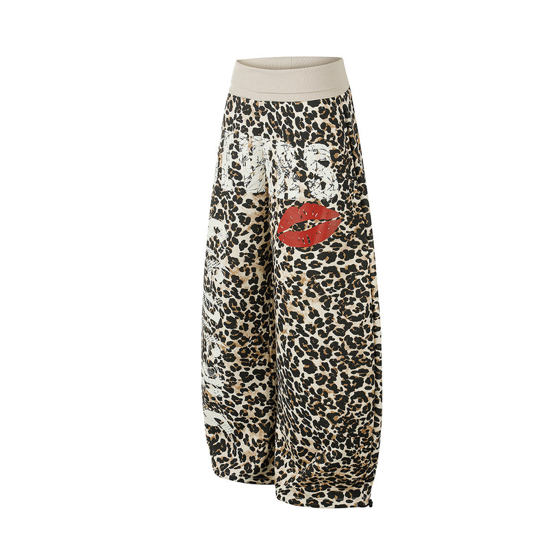 Pantalon à jambes larges imprimé léopard avec motifs lèvres et graffiti — Style street décontracté