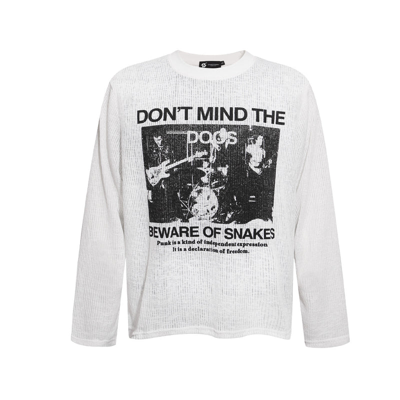 Camiseta blanca de manga larga de punto waffle con estampado de banda punk negra que dice Don't Mind the Dogs Beware of Snakes; fr