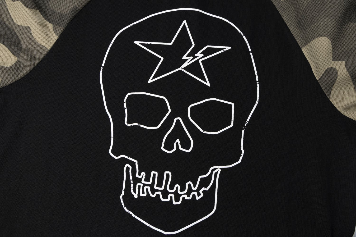 Camiseta raglán gótica de manga larga con camuflaje de calaveras — Camiseta streetwear de cuello redondo