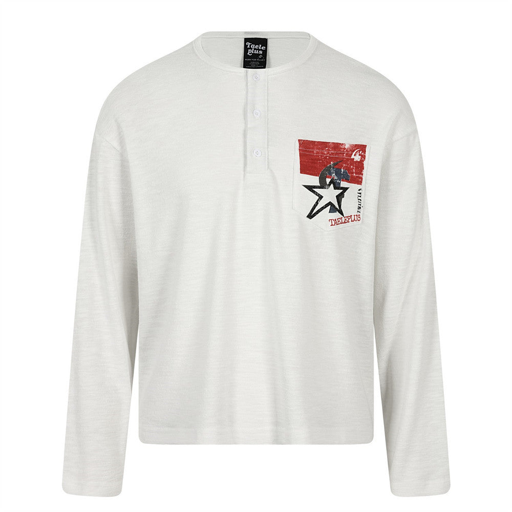 Camisa Henley de manga larga para hombre en blanco roto, con estampado de estrellas y bolsillo gráfico en el pecho, vista frontal y trasera