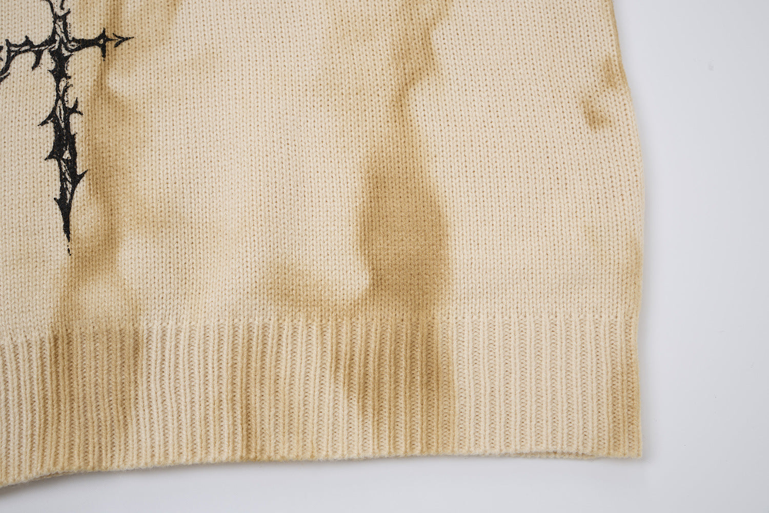 Pull col roulé en maille tie-dye gothique – Croix épineuse, boutons diagonaux