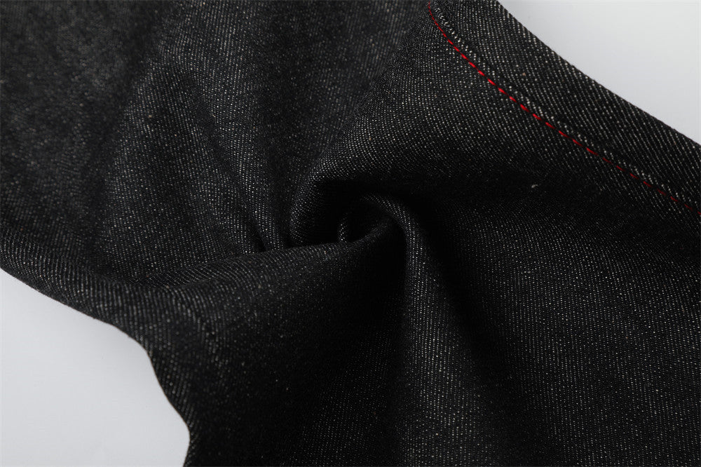 Jean à jambes larges – Denim noir avec surpiqûres rouges contrastantes et broderie script